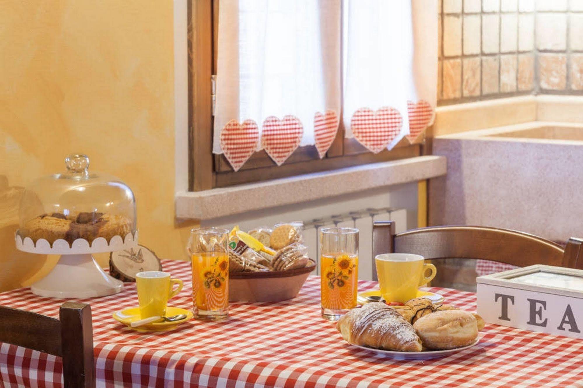 La Casa Delle Rondini Acomodação com café da manhã Roncoferraro Exterior foto